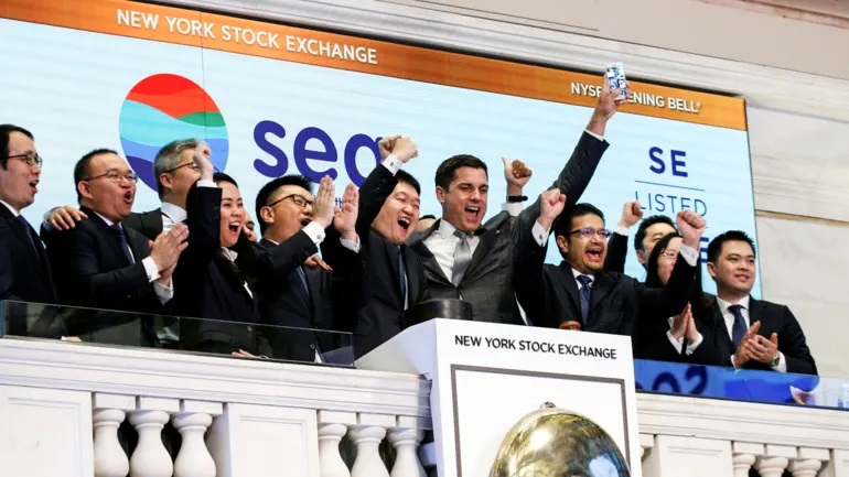 Forrest Li, chủ tịch kiêm giám đốc điều hành của Sea có trụ sở tại Singapore, rung chuông khai mạc để kỷ niệm đợt IPO của công ty ông tại Sở giao dịch chứng khoán New York vào ngày 20 tháng 10 năm 2017. © Reuters