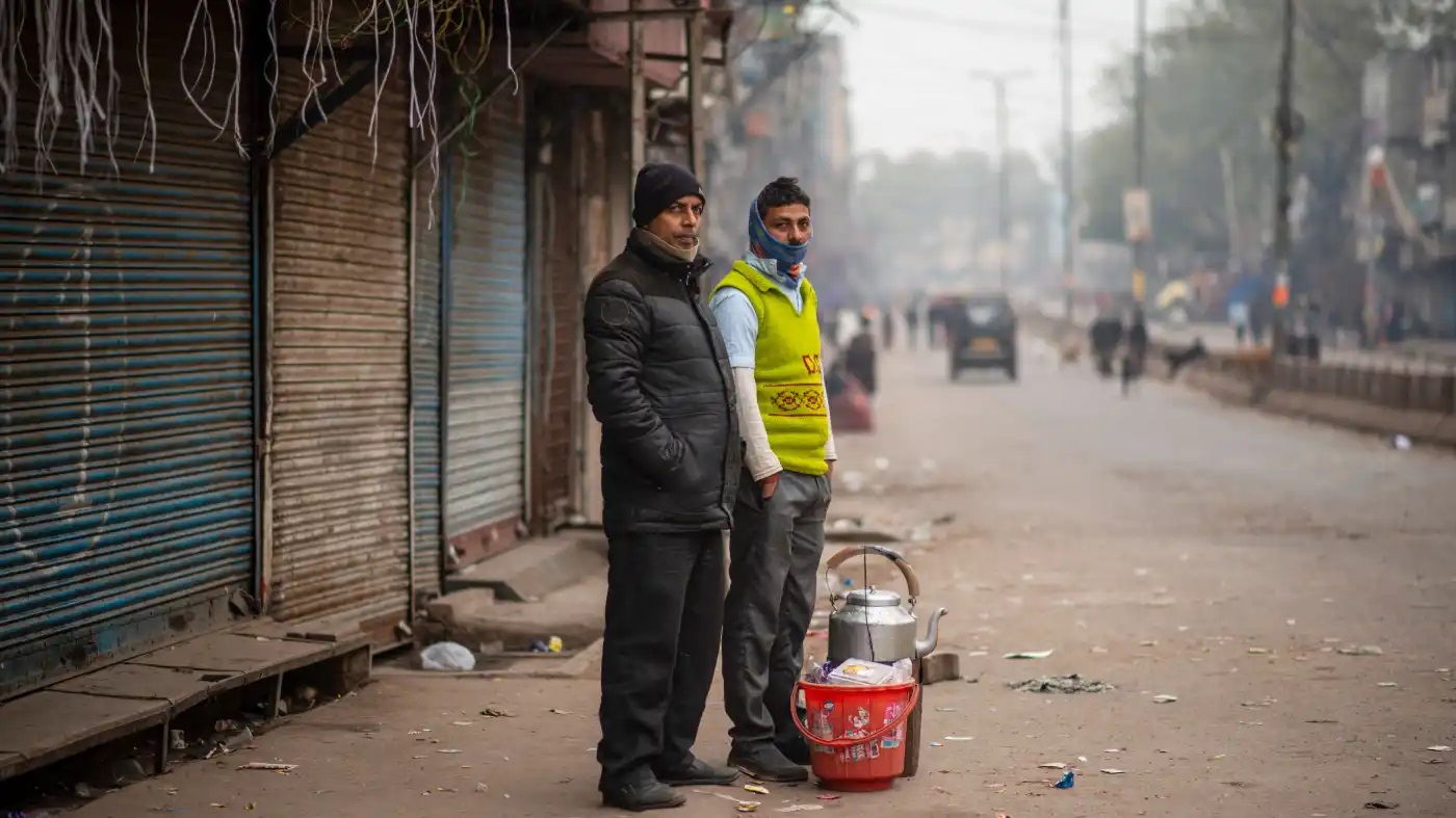 Những người bán trà chờ khách trên một con đường vắng vẻ tại Sadar Bazaar, New Delhi ngày 16/1: Cuộc khủng hoảng Ukraine không thể đến vào thời điểm tồi tệ hơn. © Sipa / AP