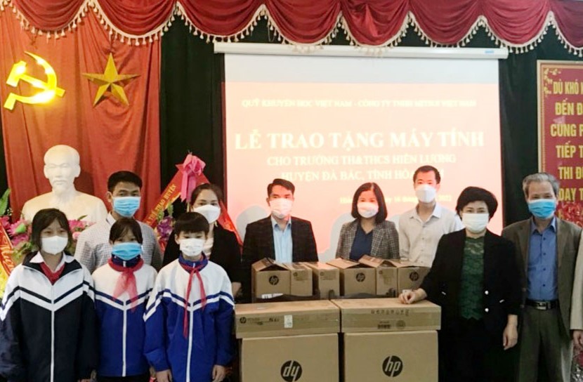 Đoàn công tác trao tặng quà của nhà tài trợ dành cho thầy và trò trường TH&THCS Hiền Lương (Đà Bắc).