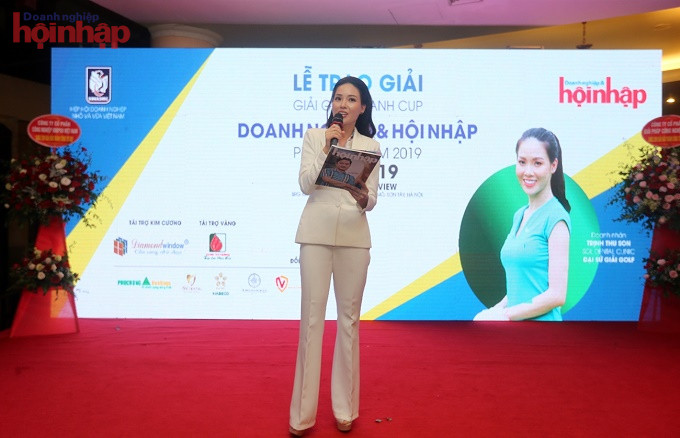 Entrepreneur Trinh Thu Son - Golf Award Ambassador speaks at the award ceremony