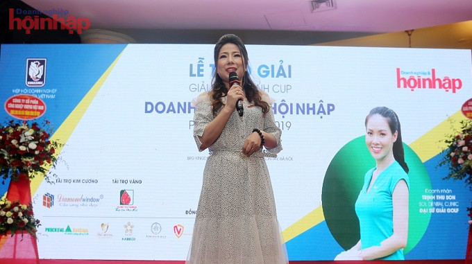 Ms. Nguyen Thi Lan Huong - Deputy Editor-in-Chief in charge of Business & Integration Magazine speaks at the award ceremony