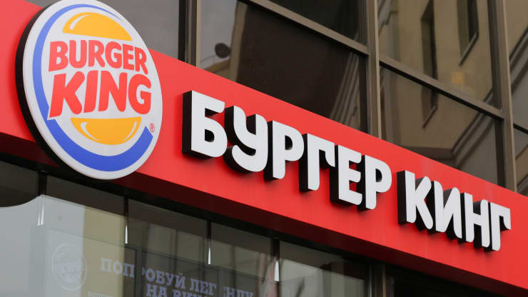 Tên Burger King xuất hiện bằng tiếng Nga bên ngoài một nhà hàng thức ăn nhanh Burger King ở Moscow, Nga, vào thứ Sáu, ngày 5 tháng 4 năm 2013.
