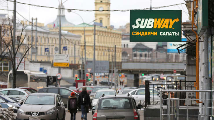 Tên Subway xuất hiện bằng tiếng Nga trên bảng hiệu bên ngoài một nhà hàng thức ăn nhanh Subway ở Moscow, Nga, vào Chủ nhật, ngày 7 tháng 4 năm 2013.