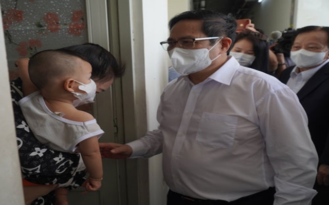 Thủ tướng Phạm Minh Chính thăm người dân sống tại nhà ở xã hội Becamex Định Hòa ở TP Thủ Dầu Một – ảnh NLĐ