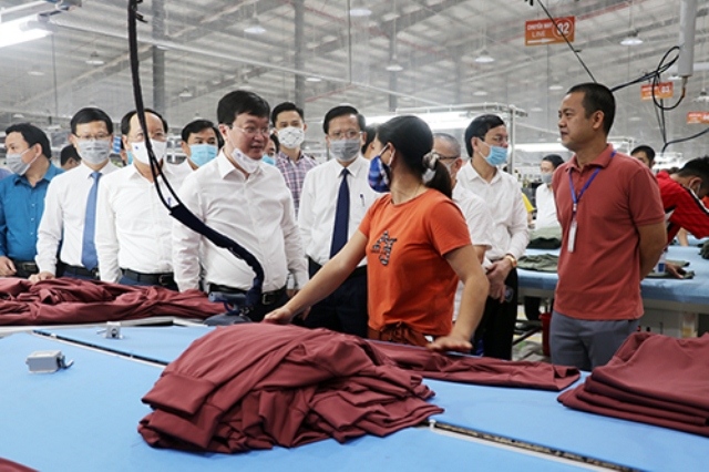 After An Hung 1 Garment Factory went into operation, Mr Nguyen Duc Trung - Chairman of Nghe An Provincial People's Committee led the delegation to check the situation of production workers at this garment factory.