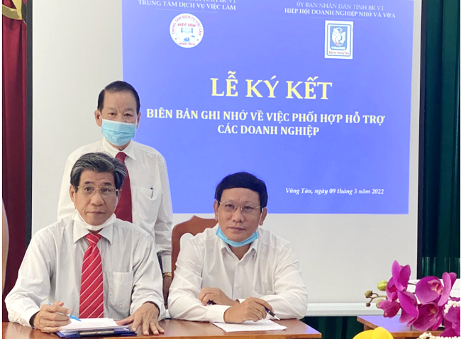 Mr Bui Ngoc Diep, Standing Vice Chairman of the Association (left) and Mr Pham Quang Viet, Director of the Job Center (right) signed a Memorandum of Understanding to cooperate in supporting member businesses (Source: BRVT-SME).