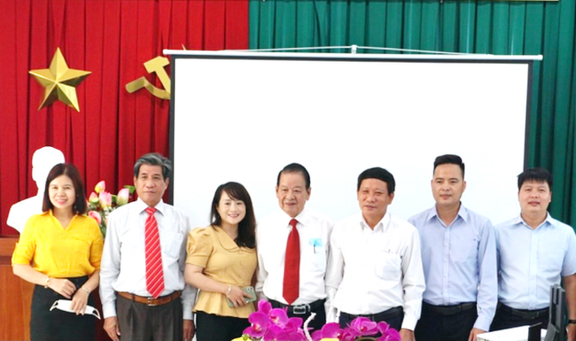 Leaders of the Association of Small and Medium Enterprises of BRVT province and the Job Center take souvenir photos (Source: BRVT-SME).