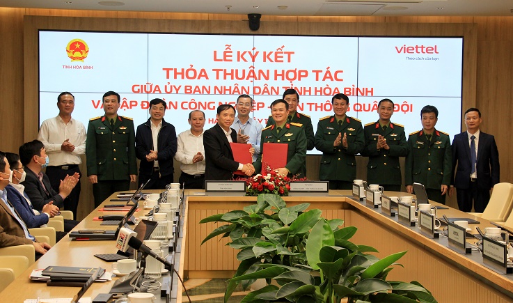Comrades: Bui Van Khanh, Chairman of the Provincial People's Committee and Cao Duc Thang, Chairman and Director of Viettel Military Industry and Telecommunications Group awarded a cooperation agreement.