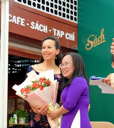 Bà Đinh Thị Thanh Thủy (Giám Đốc - Tổng Biên Tập Nhà xuất bản Tổng hợp Thành phố Hồ Chí Minh) tặng hoa tác giả Isabelle Müller và có đôi lời chia sẻ về ý nghĩa từ dự án sách.