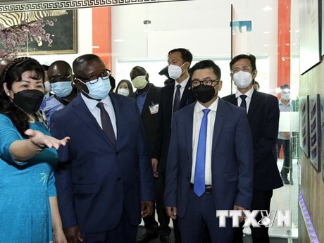 Tổng thống Sierra Leone Julius Maada Bio thăm Công ty Cổ phần Nhà máy Trang thiết bị Y tế United Healthcare tại Khu Công nghệ cao, thành phố Thủ Đức-Thành phố Hồ Chí Minh. (Ảnh: Thanh Vũ/TTXVN)