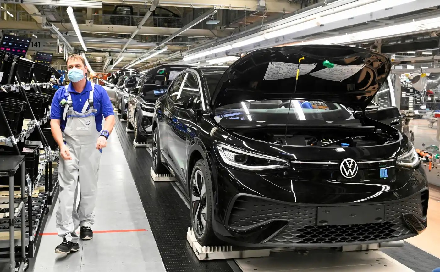 Xe điện ID.5 lăn bánh khỏi dây chuyền lắp ráp tại nhà máy Volkswagen ở Đức vào ngày 27 tháng 1. © Reuters