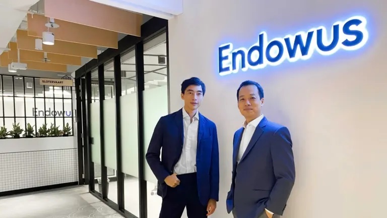 Gregory Van (trái), Giám đốc điều hành của nền tảng tài sản kỹ thuật số Endowus có trụ sở tại Singapore, đang giúp nhiều người dành tiền tiết kiệm để làm việc. (Ảnh bu Fumito Akiyama)