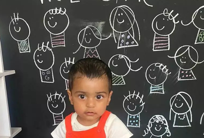 Bé Prithvi - cháu trai tỷ phú Mukesh Ambani tại trường ở Mumbai hôm 15/3. (Ảnh: Instagram/Isha Ambani).