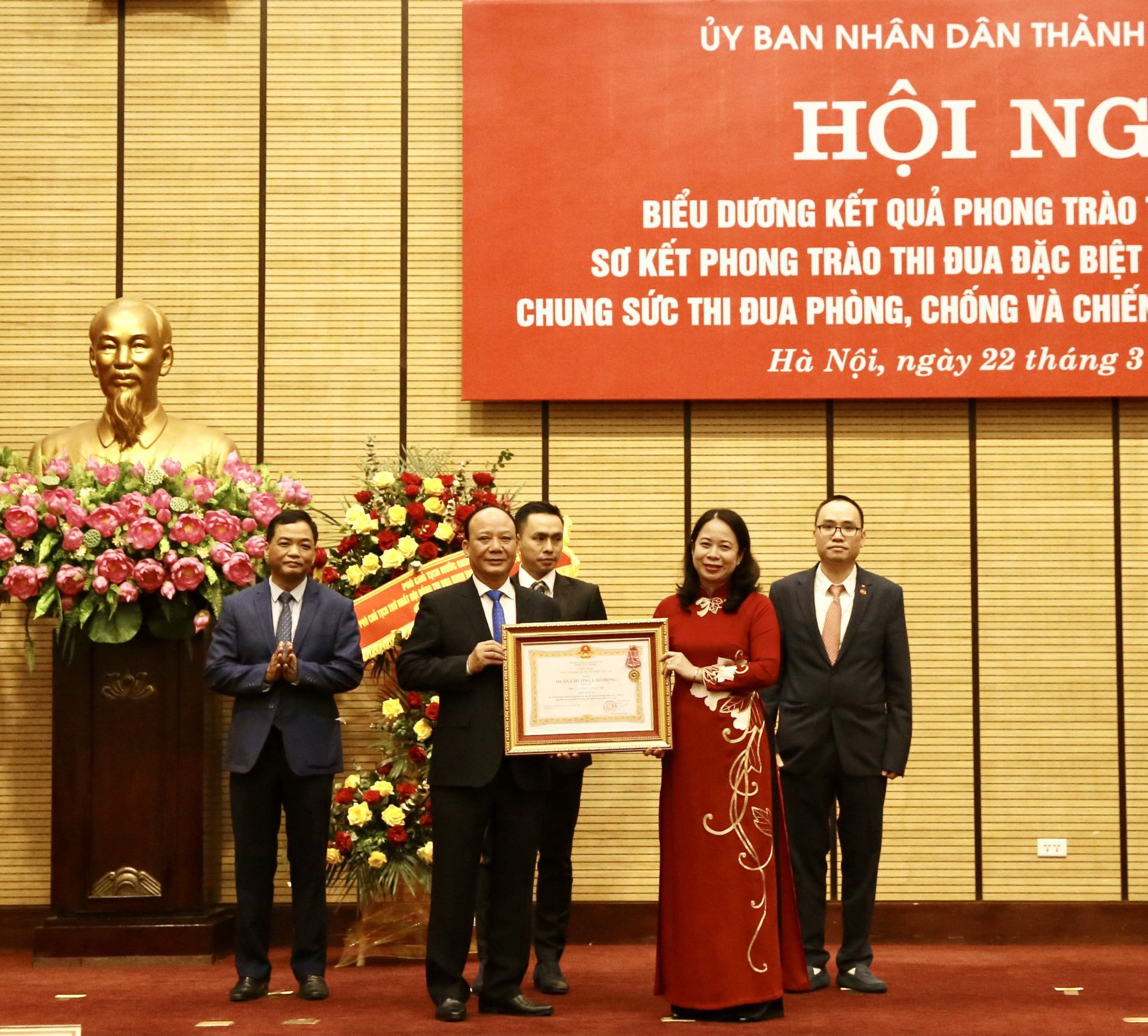 Ông Nguyễn Tất Thắng –  Đại diện T&T Group nhận Huân chương Lao động hạng Ba vì những thành tích xuất xắc trong công tác phòng chống dịch COVID-19