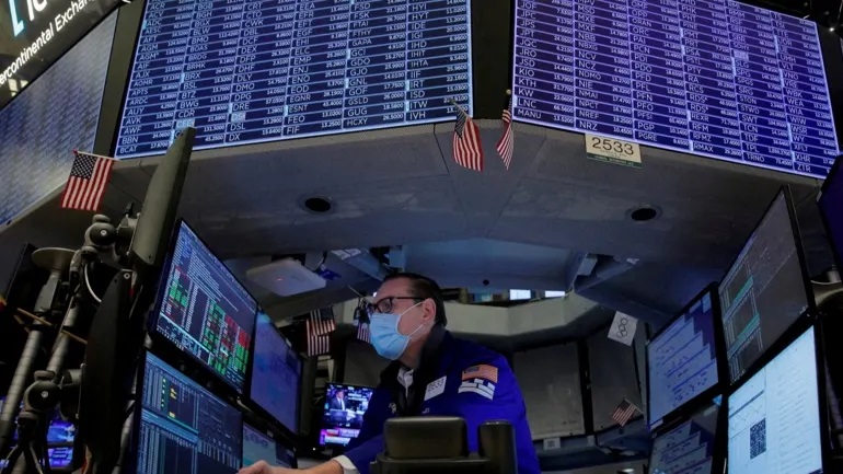 Các nhà giao dịch làm việc trên sàn của Sở giao dịch chứng khoán New York. Các công ty đã chọn ở lại Nga đã chứng kiến ​​giá cổ phiếu của họ giảm. © Reuters