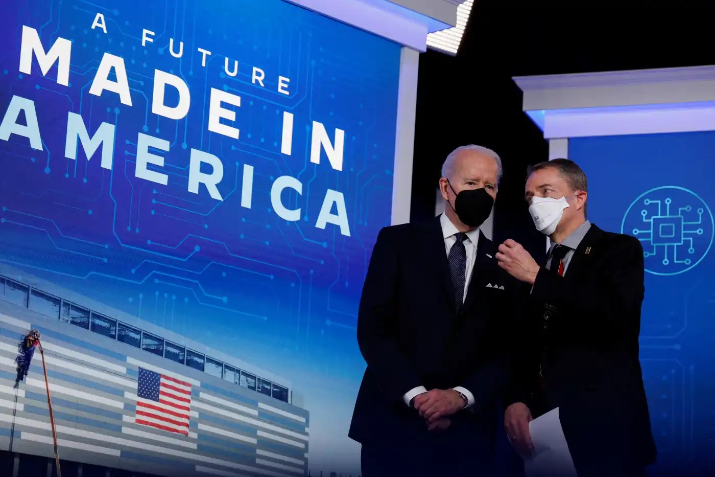 Tổng thống Mỹ Joe Biden, trái, cùng Giám đốc điều hành Intel Pat Gelsinger ở Washington để công bố kế hoạch của công ty đối với các cơ sở sản xuất chip trị giá hơn 20 tỷ đô la ở Ohio vào ngày 21 tháng 1. © Reuters