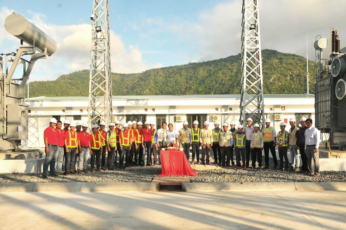 The happiness of experts, technicians and workers after the solar power project is connected to the national grid