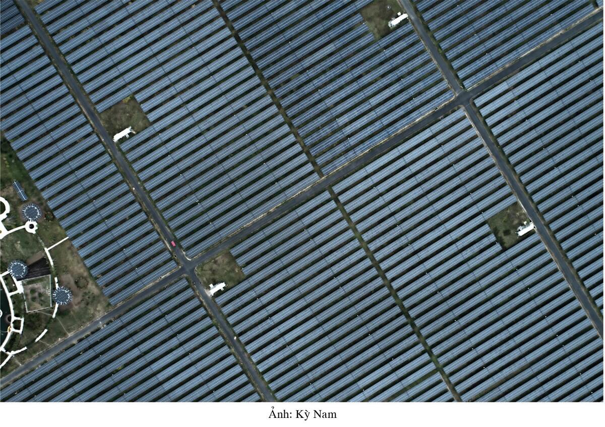 The solar power farm at the foot of the Cam Mountain