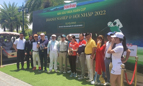 Thành viên Ban tổ chức chụp ảnh lưu niệm cùng các nhà tài trợ, các golf thủ