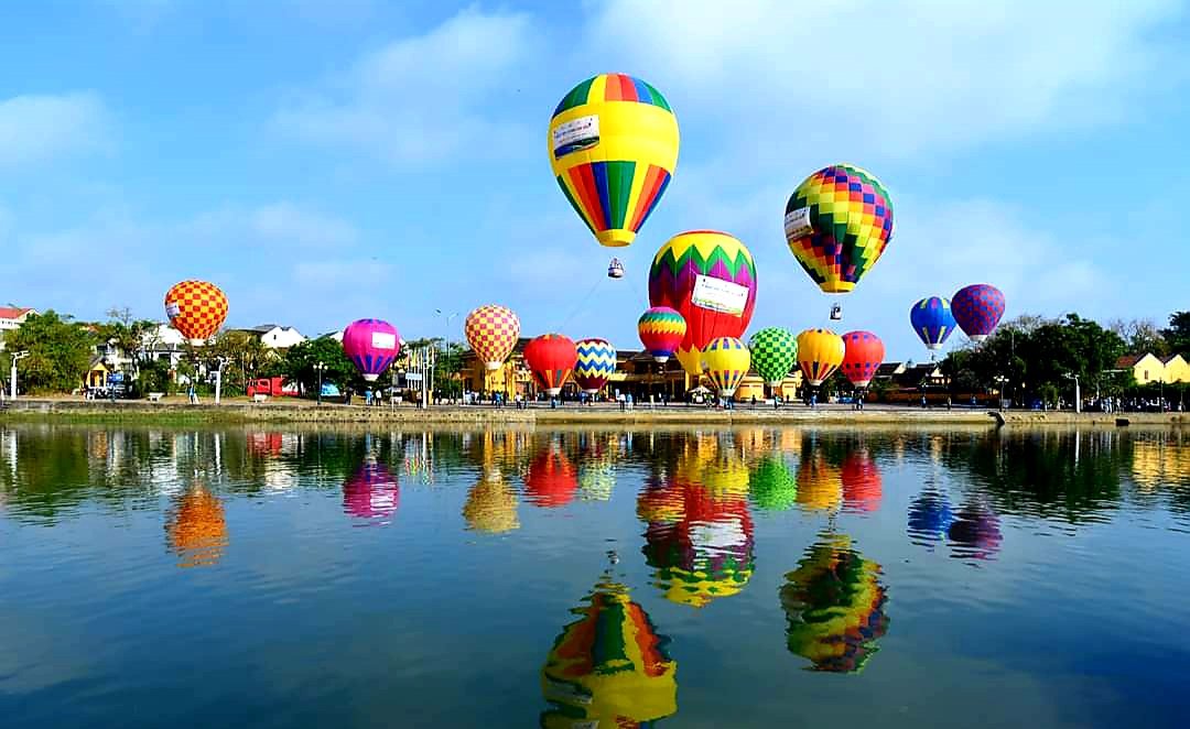 Mãn nhãn hội khinh khí cầu diễn ra trong hai ngày 25 và 26/3 tại quảng trường sông Hoài, TP Hội An.
