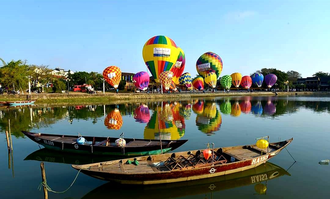 17 quả khinh khí cầu đủ màu sắc, kích thước được bố trí bay treo cố định bên dòng sông Hoài ở phố cổ Hội An (TP Hội An, tỉnh Quảng Nam) thu hút sự quan tâm của đông đảo người dân và du khách.