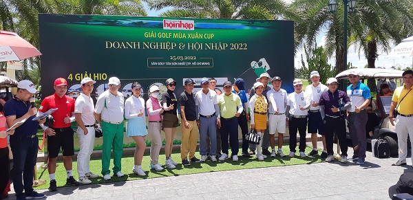 Các golfer - doanh nhân chụp ảnh lưu nieemh trước khi bước vào giải đấu