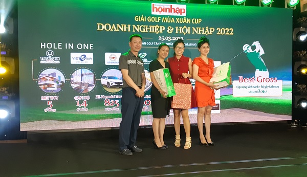 Nữ golfer - doanh nhân đoạt giải của Bảng nữ tại giải Giải Golf Mùa Xuân Cup Doanh nghiệp & Hội nhập 2022