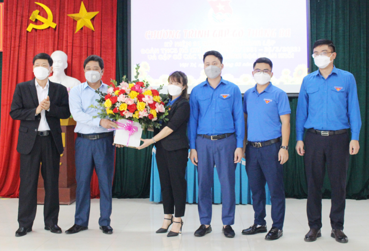 Đại diện lãnh đạo Đảng ủy Khối các cơ quan tỉnh Phú Thọ tặng hoa chúc mừng BTV Đoàn khối các cơ quan tỉnh nhân kỷ niệm 91 năm ngày thành lập Đoàn TNCS Hồ Chí Minh.