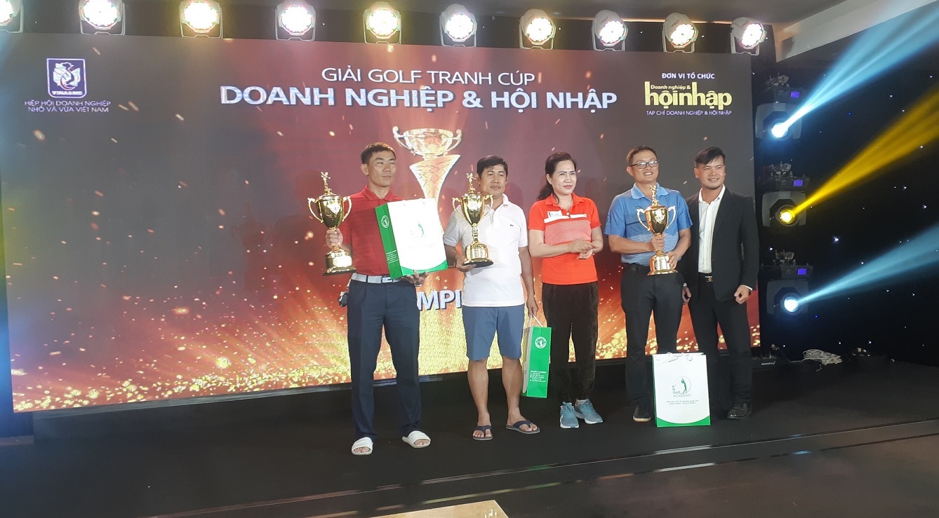 Nhà báo Nguyễn Thị Thanh - Trưởng đại diện Tạp chí chi nhánh phía Nam trao Giải Nhất cho các Golfer Nguyễn Tấn Trung, Võ Công Hoàng và Biện Huy Hiệu