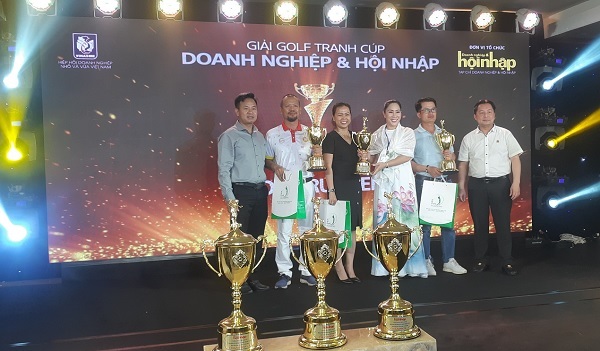 Ban tổ chức trao Giải Nhì cho các golfer Tạ Mạnh Tiến, Trình Mai Xuân Hưng và Lê Thị Kim Trang