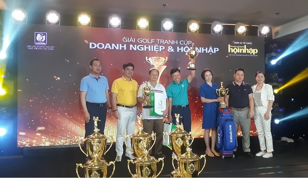 Ban tổ chức trao Giải Ba cho các golfer Huỳnh Bích Thủy, Nguyễn Văn Quang và Phạm Thị Bé Lan