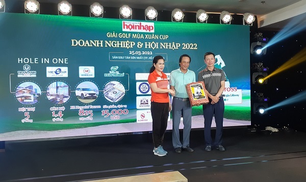 Nhà báo Nguyễn Thị Thanh - Trưởng đại diện Tạp chí chi nhánh phía Nam và nhà báo Trương Minh Chính trao Giải phong cách cho golfer