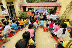 CLB thiện nguyện trao 300 triệu đồng cho điểm trường tại Thanh Hóa