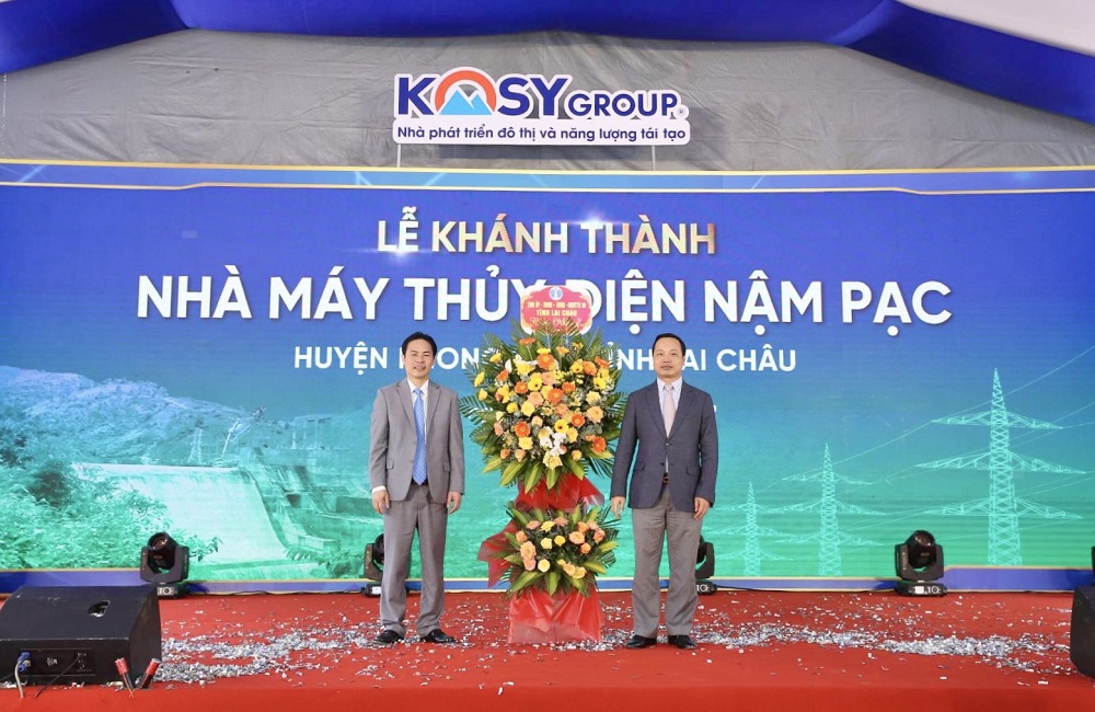 Ông Trần Tiến Dũng, Chủ tịch UBND tỉnh Lai Châu (bên phải) tặng hoa chúc mừng Lễ khánh thành nhà máy Thuỷ điện Nậm Pạc.
