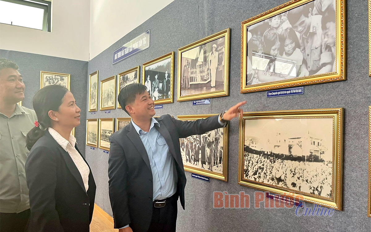 Lãnh đạo Sở Ngoại vụ và Tổng lãnh sự tham quan Nhà trưng bày tư liệu, hiện vật về hành trình cứu nước của Thủ tướng Campuchia Hun Sen