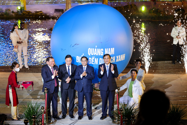 Thủ tướng và các đại biểu ký quả bóng xanh 