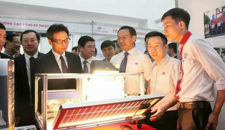 Phó thủ tướng Vũ Đức Đam tham quan Mô hình học cụ STEM thực hành hệ thống Năng lượng tái tạo 
do Khoa Điện, điện tử chế tạo