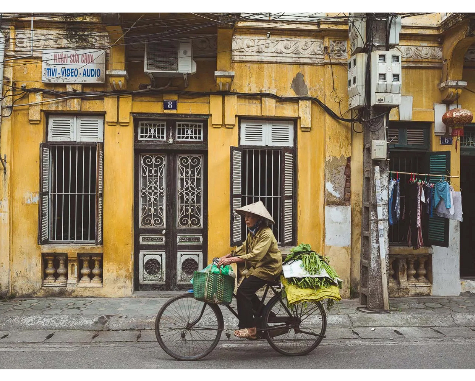 Dẫu cuộc sống có vội vã, bon chen thì người Tràng An vẫn gìn giữ, bảo tồn nét thanh lịch ngàn đời. Và dù xã hội có phát triển đến đâu đi chăng nữa, mỗi chúng ta dẫu có phải là người dân đất kinh kỳ hay không, hãy luôn giữ nét văn hóa đáng trân trọng ấy, giữ từ những điều giản dị nhất, từ lời ăn tiếng nói, hãy cứ mộc mạc, ân tình, hãy dùng tình cảm để làm nguyên tắc cư xử với nhau. Bởi suy cho cùng, những nét Hà Nội nhất cũng là những nét văn hoá đặc trưng nhất của người Việt chúng ta. Gìn giữ hôm nay, để ngày mai ta không phải với vọng nó trong miền ký ức về một thời đã qua. Hà Nội sẽ còn phát triển nhanh hơn nữa, mạnh hơn nữa, nhưng nét văn hóa Hà Thành thì vẫn luôn còn lại mãi với thời gian.