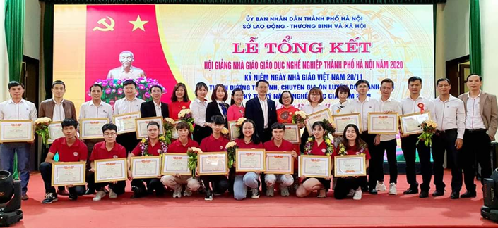 Đoàn giáo viên Nhà trường đạt giải Nhất toàn đoàn tại Hội giảng Giáo dục nghề nghiệp Thành phố Hà Nội với 3 giải nhất, 1 giải nhì, 2 giải Ba.