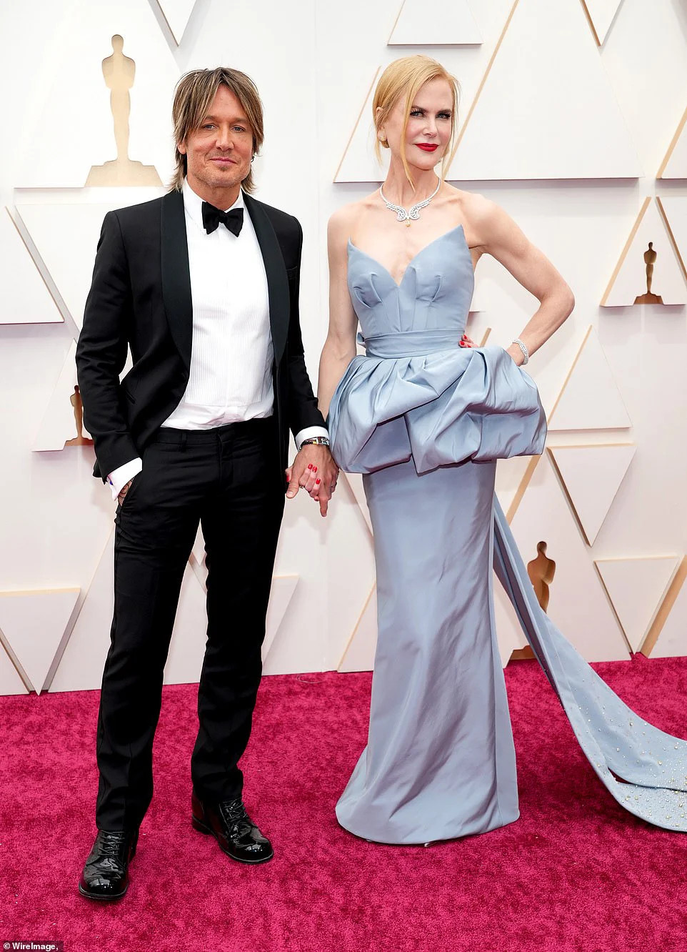 Minh tinh Nicole Kidman được chồng Keith Urban hộ tống trên thảm đỏ. Ứng viên hạng mục Nữ chính xuất sắc khoe vẻ đẹp sang trọng trong bộ váy xẻ ngực của Armani Privé.