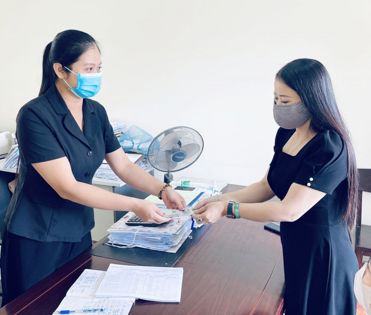 Người dân phường Minh Phương, thành phố Việt Trì nhận tiền hỗ trợ gặp khó khăn do COVID-19
