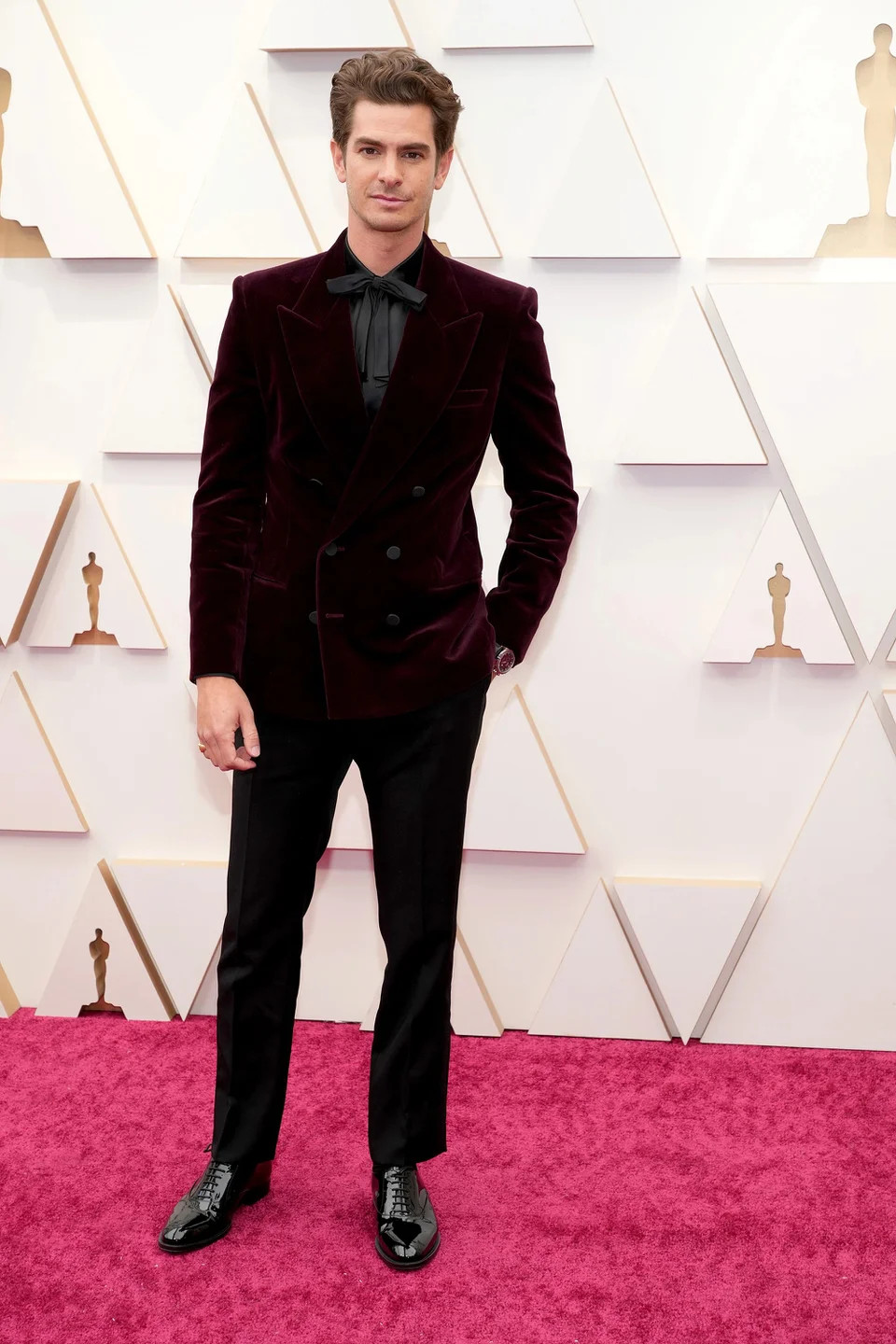 Nam diễn viên Andrew Garfield chọn vest nhung màu mận lịch lãm.