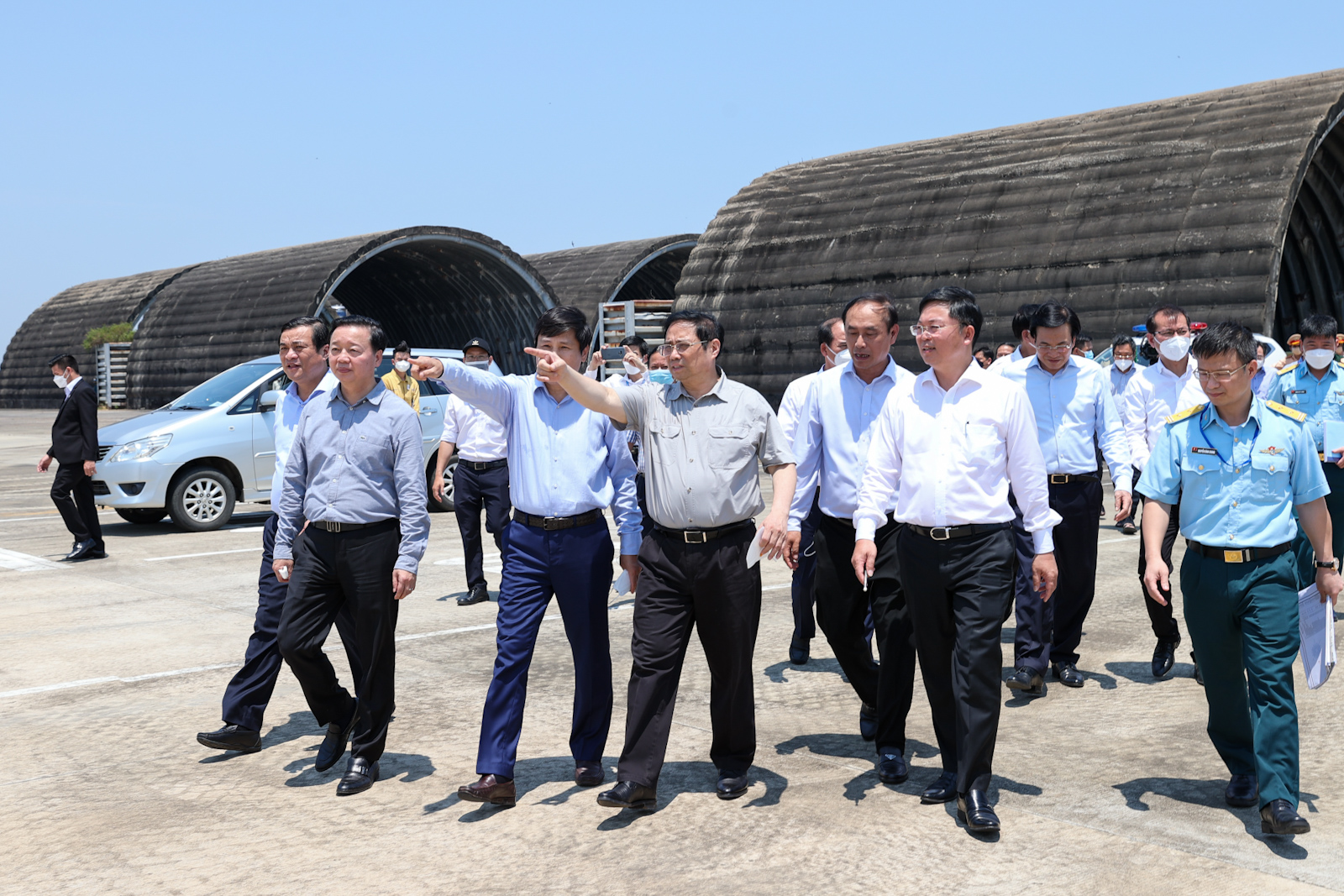 Thủ tướng giao Bộ GTVT nghiên cứu cùng các bộ, ban ngành căn cứ thẩm quyền xem xét nhanh chóng giải quyết các thủ tục liên quan đến kêu gọi đầu tư vào Cảng hàng không Chu Lai.