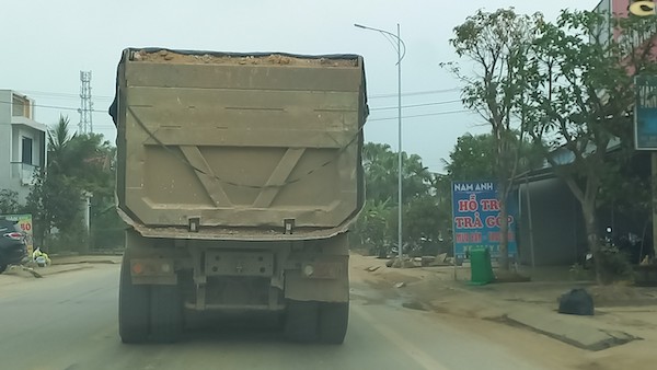 Những xe tải cỡ lớn chở đất từ mỏ Tượng Sơn không gắn biển số chạy với tốc độ cao