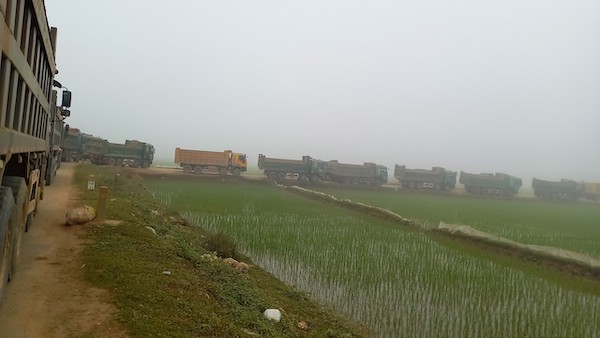 Một đoàn dài hàng trăm mét các loại xe tải cỡ lớn xếp hàng vào mỏ đất ở Tượng Sơn. Đây là nguyên nhân gây mất an toàn giao thông trên tuyến đường này