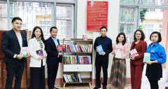 Hàng trăm cuốn sách về “Kỹ năng lãnh đạo” được trao tặng cho trường PTTH Hùng Vương, tỉnh Phú Thọ