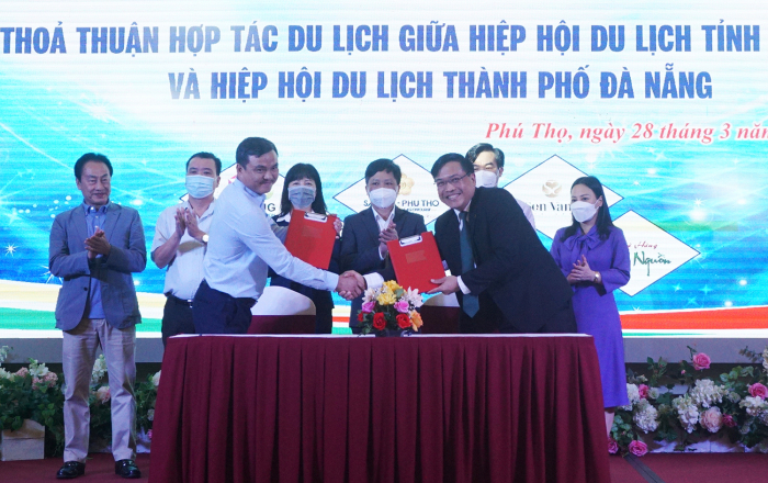 Lãnh đạo Hiệp hội Du lịch tỉnh Phú Thọ và Hiệp hội Du lịch thành phố Đà Nẵng ký kết chương hợp tác du lịch