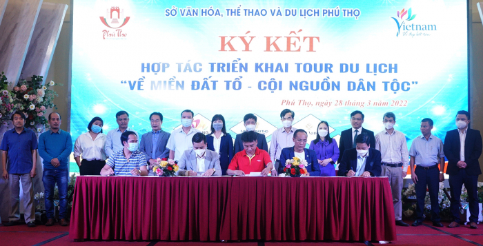 Các doanh nghiệp du lịch - dịch vụ tỉnh Phú Thọ ký kết hợp tác triển khai Tour du lịch an toàn “Về miền Đất Tổ - cội nguồn dân tộc” với các tỉnh miền Trung