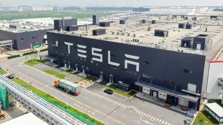 Trong ảnh, Gigafactory của Tesla ở Thượng Hải đã trở thành trụ cột trong hoạt động sản xuất của nhà sản xuất ô tô, vượt quá sản lượng của trung tâm ở Mỹ trong vòng hai năm kể từ khi khai trương. © AP