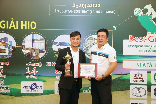 Ông Vũ Đô - Giám Đốc kinh doanh đại diện Tân Hoàng Long SG nhận bảng Vinh danh tại giải golf Mùa Xuân